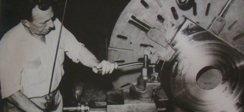 Torneiro-mecânico Willy Stricker manejando máquina na Metalúrgica Bennack. Acervo Paulo Roberto da Silva