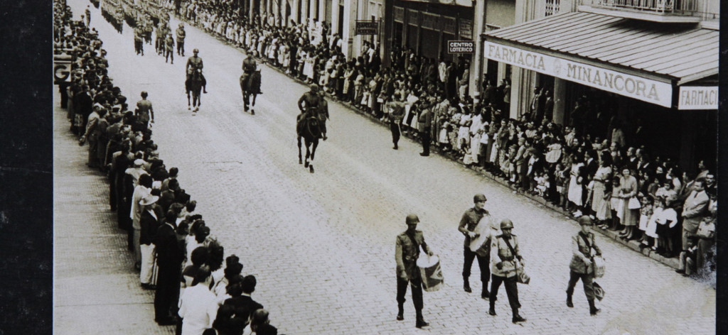 Desfile cívico de militares do 13º Batalhão de Caçadores, na rua do Príncipe, em Joinville. Sem data