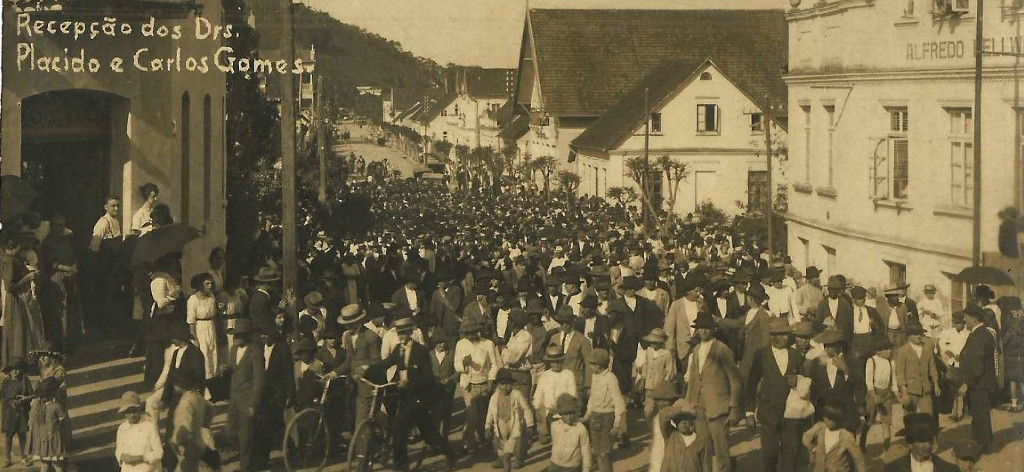 Manifestação de apoio a Carlos Gomes, em 1922, em Joinville. Acervo Fátima Hofmann.