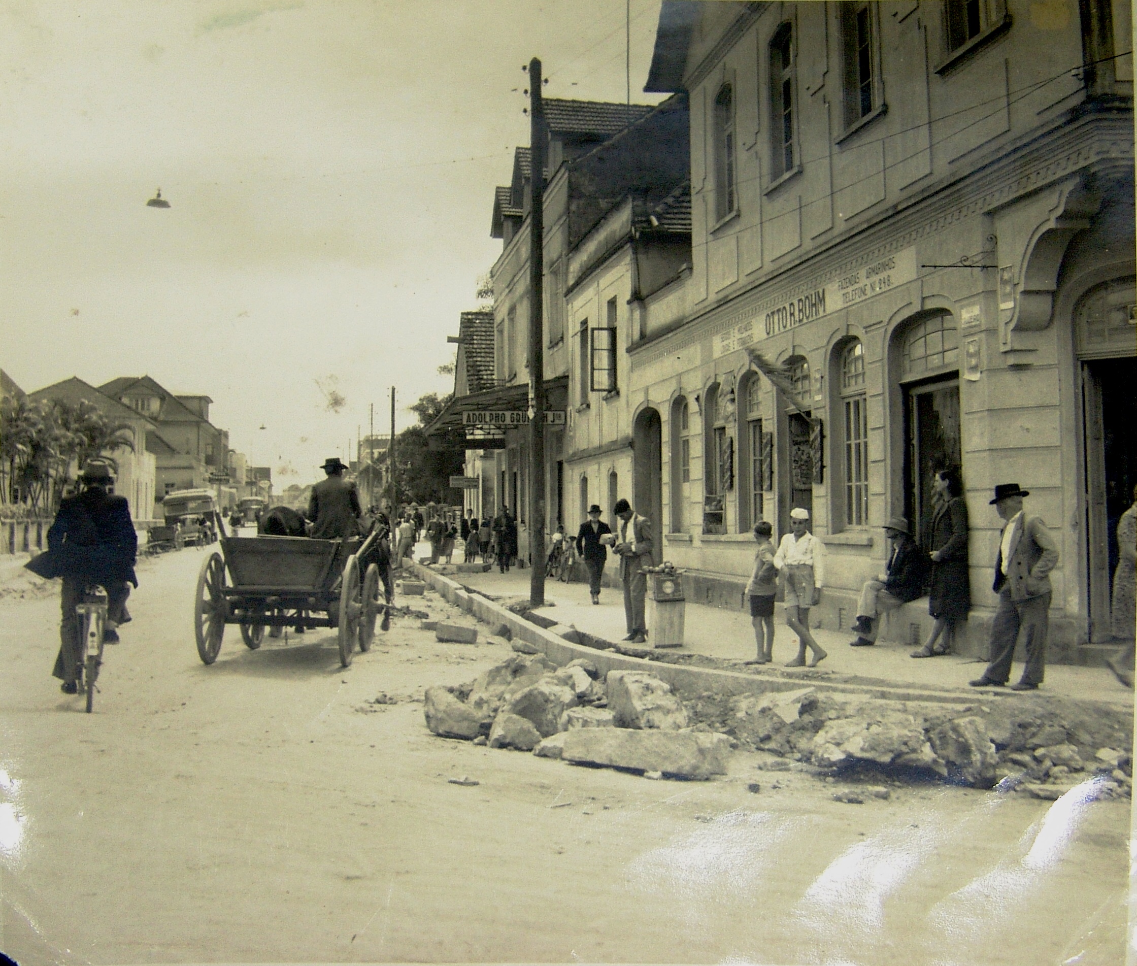 Início da rua João Colin sendo calçada, na década de 1950; na foto de destaque, é a mesma via por volta dos anos 1920 (Fotos: Arquivo Histórico de Joinville)